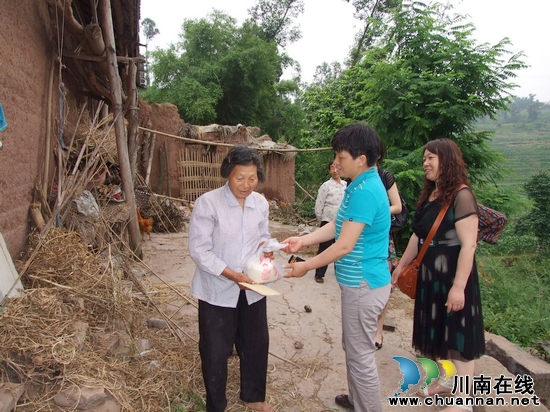 太伏镇:残联开展全国助残日慰问(图1) 太伏镇:残联开展全国助残日慰问(图1)