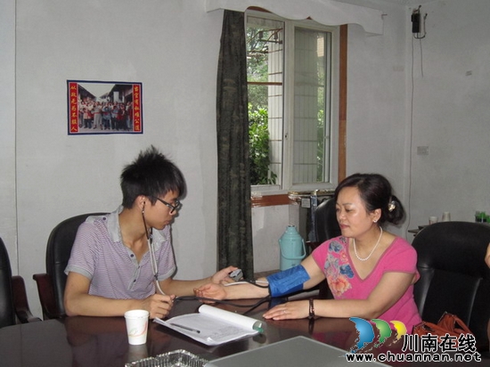 贵阳中医学院学生到福宝镇开展社会健康调查(图1)