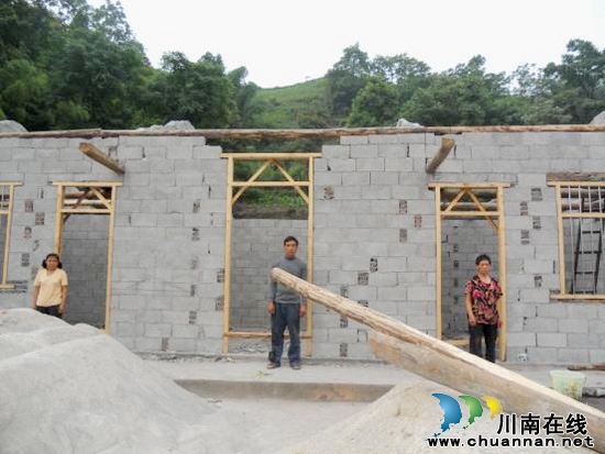 黄坭乡:恢复重建暖受灾群众心窝(图1) 黄坭乡:恢复重建暖受灾群众心窝(图1)