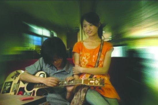 女孩爱上泸州流浪歌手 结婚前一天为爱逃婚(图)