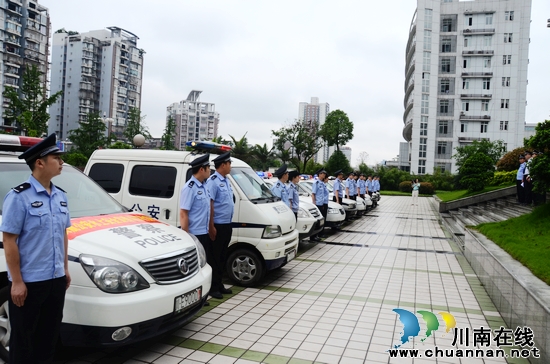 长航泸州公安走川江宣传游泳安全(图1) 长航泸州公安走川江宣传游泳安全(图1)