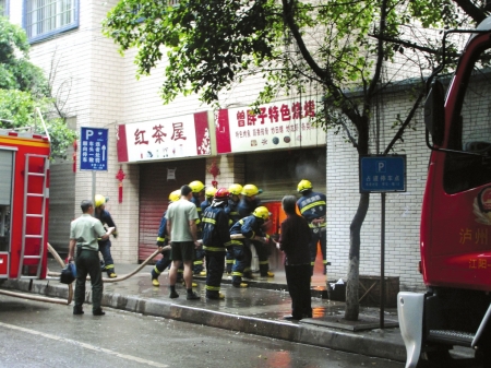 多台大功率电器运行&nbsp;烧烤店线路短路起火(图1)
