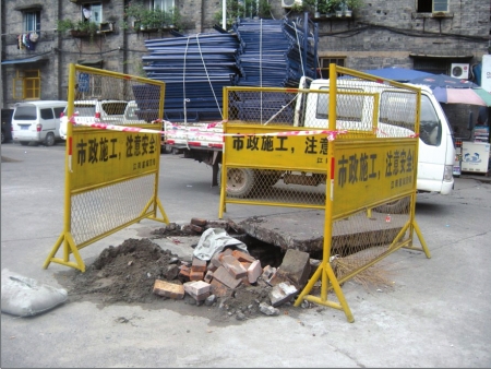 泸州：半夜走在路上&nbsp;突然掉进窨井里(图1)