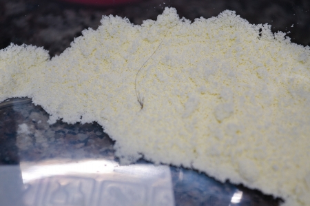 奶粉里发现毛发 超市厂家都说不可能(图1) 奶粉里发现毛发 超市厂家都说不可能(图1)
