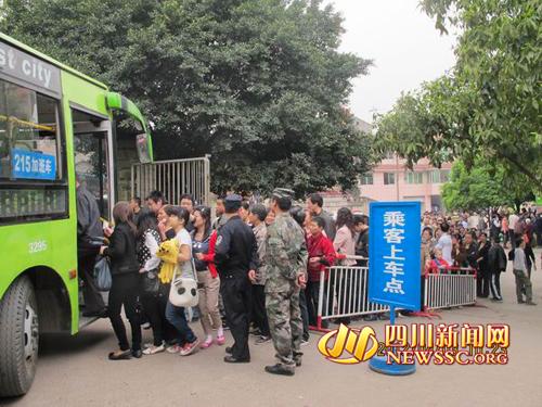 清明扫墓&nbsp;泸州南寿山墓园平安渡过祭扫高峰(图2)