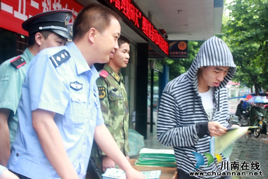 叙永公安交警开展"优质服务三五三科技在行动"活动(图2) 叙永公安交警开展"优质服务三五三科技在行动"活动(图2)