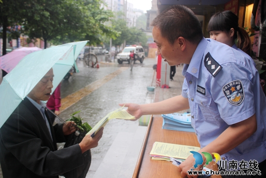 叙永公安交警开展"优质服务三五三科技在行动"活动(图1) 叙永公安交警开展"优质服务三五三科技在行动"活动(图1)