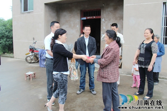 牛滩镇：村企结对&nbsp;扶贫帮困慰人心(图2)