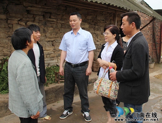 牛滩镇：村企结对&nbsp;扶贫帮困慰人心(图3)