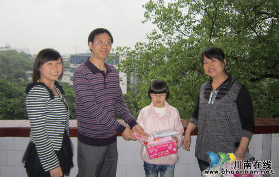 泸州市福利院关爱社区困难家庭子女(图1) 泸州市福利院关爱社区困难家庭子女(图1)
