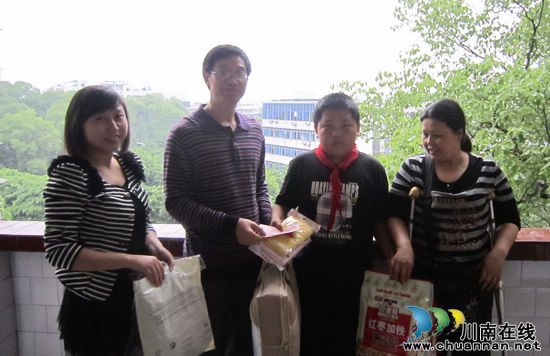 泸州市福利院关爱社区困难家庭子女(图2) 泸州市福利院关爱社区困难家庭子女(图2)