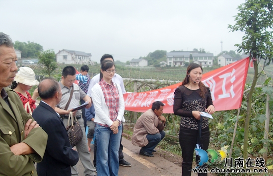 四川省农科院专家到华阳街道传经送宝(图1)