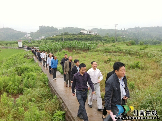 泸县粮食局组织考察为帮扶村发展找路子(图1)