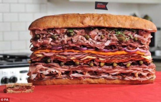 世界最大三明治夹41层肉&nbsp;独自吃完需10小时(图1)