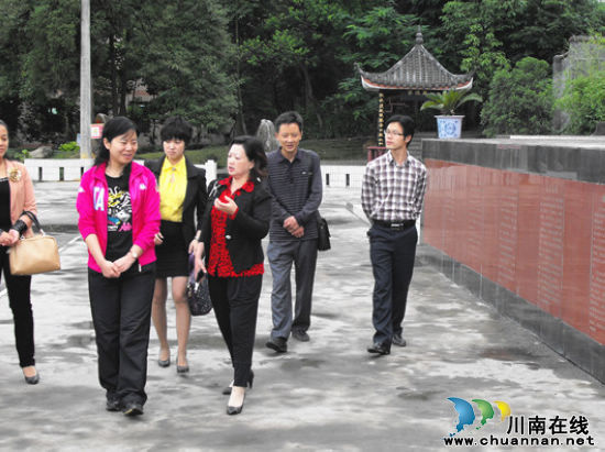 古蔺县委常委、宣传部长李春艳调研龙山宣传思想文化建设(图1)