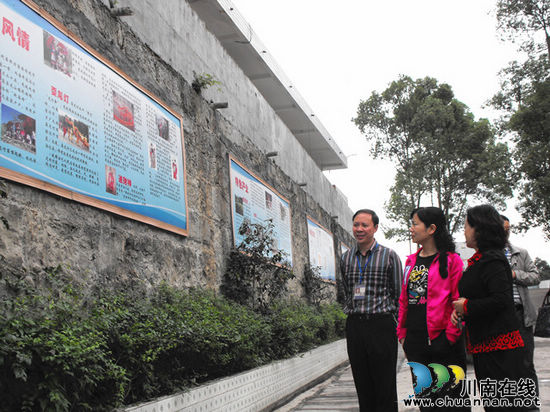 古蔺县委常委、宣传部长李春艳调研龙山宣传思想文化建设(图2)