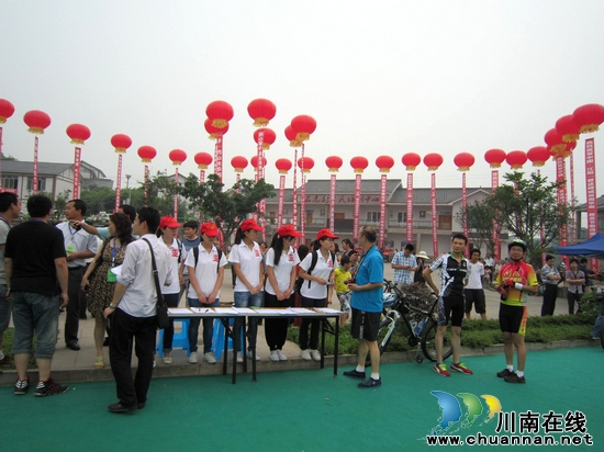 江阳区华阳街道:百名志愿者热情服务迎接八方客(图2) 江阳区华阳街道:百名志愿者热情服务迎接八方客(图2)