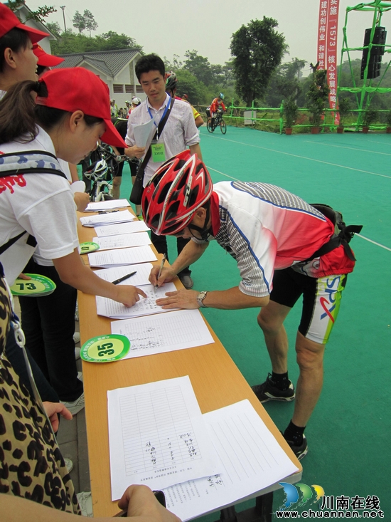 江阳区华阳街道:百名志愿者热情服务迎接八方客(图3) 江阳区华阳街道:百名志愿者热情服务迎接八方客(图3)