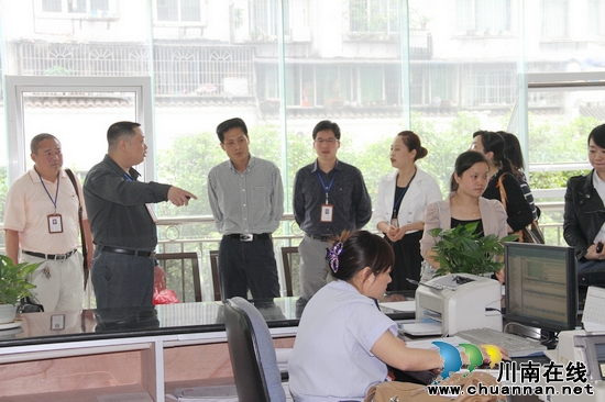 泸州国税局领导调研龙马潭局全职能办税大厅工作(图1)