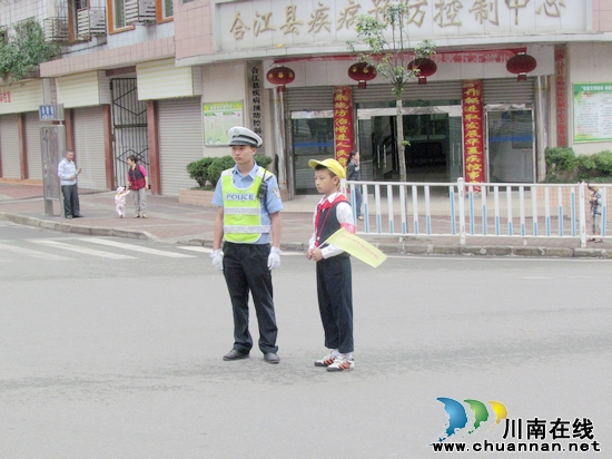 合江县:红领巾劝导“文明交通”(图1) 合江县:红领巾劝导“文明交通”(图1)
