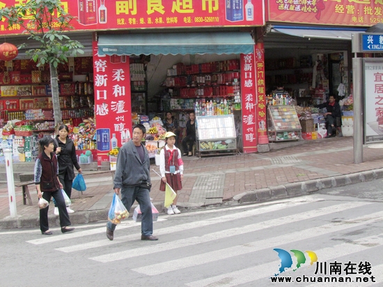 合江县:红领巾劝导“文明交通”(图2) 合江县:红领巾劝导“文明交通”(图2)