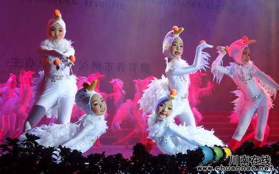 泸州举办第二届民办学校和“9+3”学校学生艺术节(图2) 泸州举办第二届民办学校和“9+3”学校学生艺术节(图2)