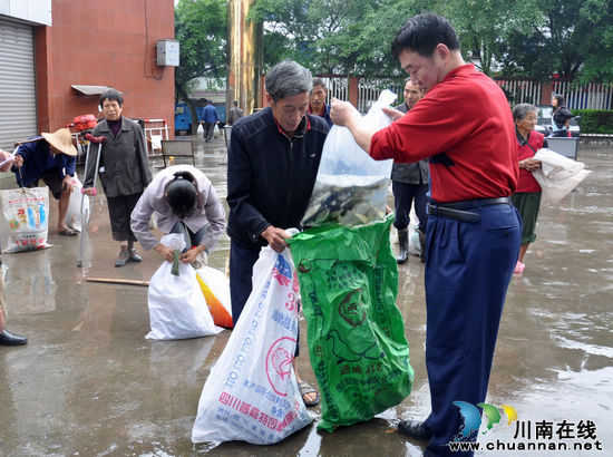云锦镇:鱼苗送到残疾人手中 学技术早日创业致富(图3) 云锦镇:鱼苗送到残疾人手中 学技术早日创业致富(图3)