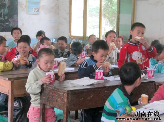 赤水镇海丰完小：学生吃到营养午餐