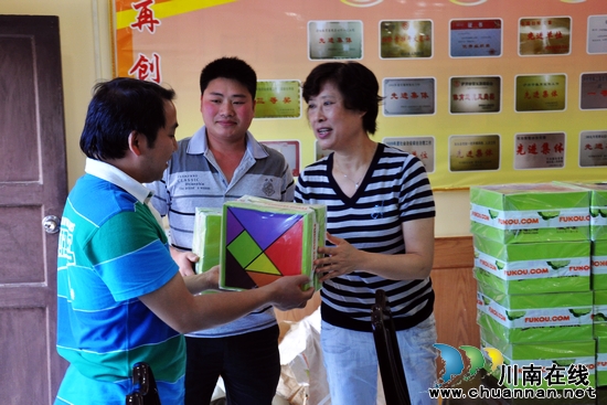 上海公益赠益智玩具与水尾镇文木小学校庆"六一"(图1) 上海公益赠益智玩具与水尾镇文木小学校庆"六一"(图1)