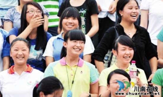 宜宾今年新增23辆大巴接送考生(图2) 宜宾今年新增23辆大巴接送考生(图2)