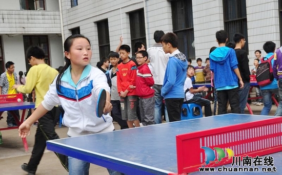 宜宾育才中学举办“勇毅”杯乒乓球运动会(图2) 宜宾育才中学举办“勇毅”杯乒乓球运动会(图2)