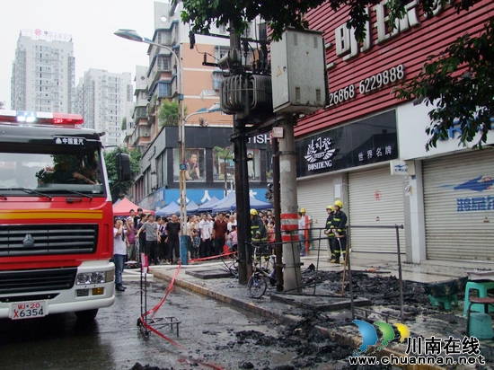 叙永县城一变压器短路自燃&nbsp;造成大面积停电(图1)