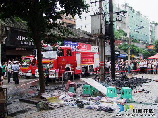 泸州：叙永县城一变压器短路自燃&nbsp;造成大面积停电(图1)