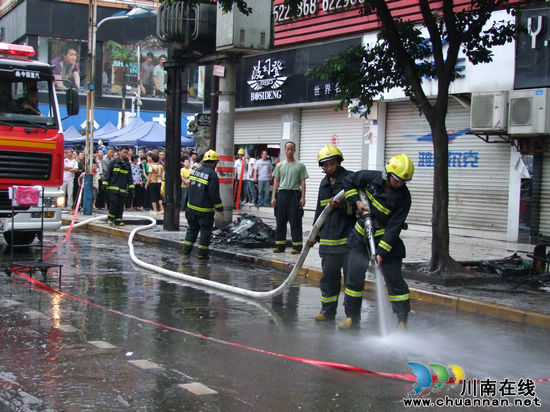 泸州：叙永县城一变压器短路自燃&nbsp;造成大面积停电(图4)