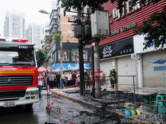 泸州：叙永县城一变压器短路自燃&nbsp;造成大面积停电