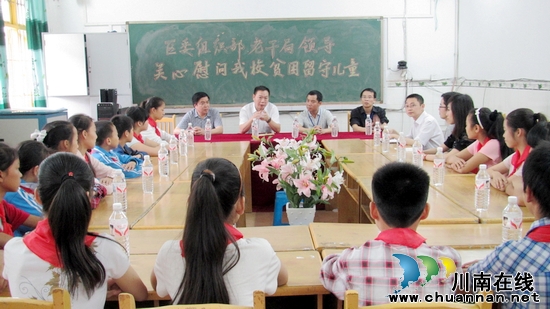 江阳区委常委组织部长姚新建&nbsp;看望慰问通滩留守儿童