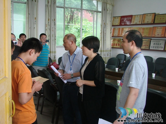 江阳区纪委领导慰问留守儿童