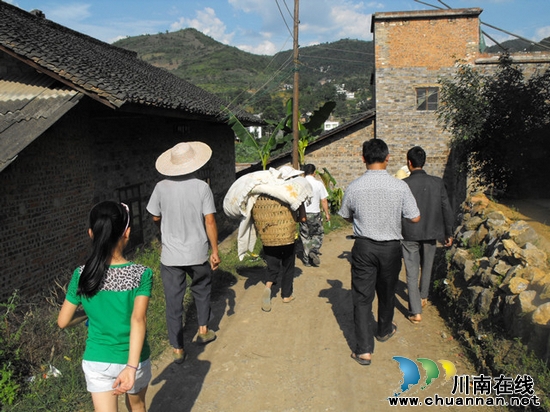 龙山镇:举行地质灾害抢险演练(图1) 龙山镇:举行地质灾害抢险演练(图1)