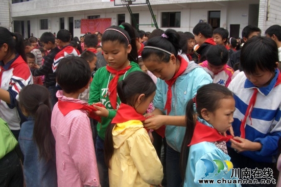 大桥镇旭照小学2012年少先队入队仪式(图1) 大桥镇旭照小学2012年少先队入队仪式(图1)