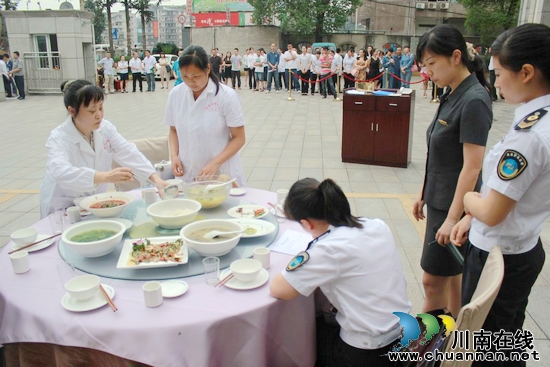 纳溪食药监局:开展食品安全突发事件应急演练(图5) 纳溪食药监局:开展食品安全突发事件应急演练(图5)