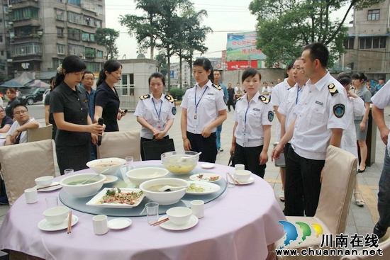 纳溪食药监局:开展食品安全突发事件应急演练(图4) 纳溪食药监局:开展食品安全突发事件应急演练(图4)