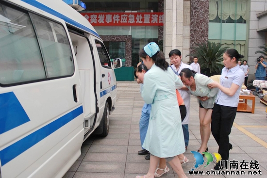 纳溪食药监局:开展食品安全突发事件应急演练(图3) 纳溪食药监局:开展食品安全突发事件应急演练(图3)