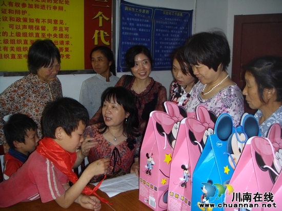 大桥镇:“代理妈妈” 让6.1很温暖(图1) 大桥镇:“代理妈妈” 让6.1很温暖(图1)