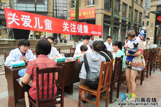 泸医附院领导“六·一”看望住院患儿(图3) 泸医附院领导“六·一”看望住院患儿(图3)