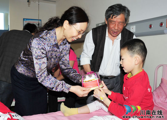 泸医附院领导“六·一”看望住院患儿(图2) 泸医附院领导“六·一”看望住院患儿(图2)