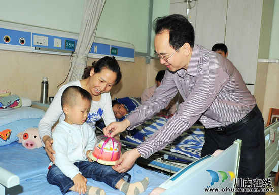 泸医附院领导“六·一”看望住院患儿(图1) 泸医附院领导“六·一”看望住院患儿(图1)