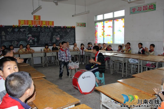 毗卢镇：为“六一”贴上快乐标签