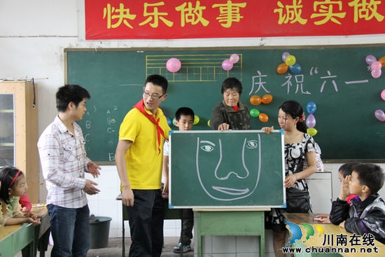 毗卢镇:为“六一”贴上快乐标签(图1) 毗卢镇:为“六一”贴上快乐标签(图1)