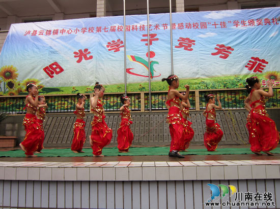 泸县云锦镇:阳光学子竞芳菲 欢欢喜喜庆六一(图1) 泸县云锦镇:阳光学子竞芳菲 欢欢喜喜庆六一(图1)