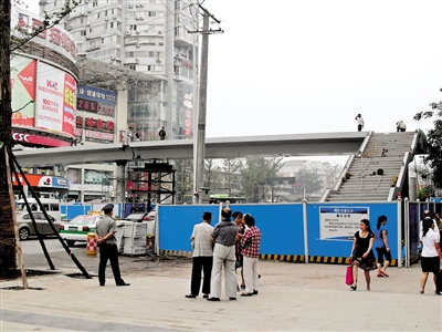 连夜施工&nbsp;内江新上城外天桥主体搭建完成(图1)